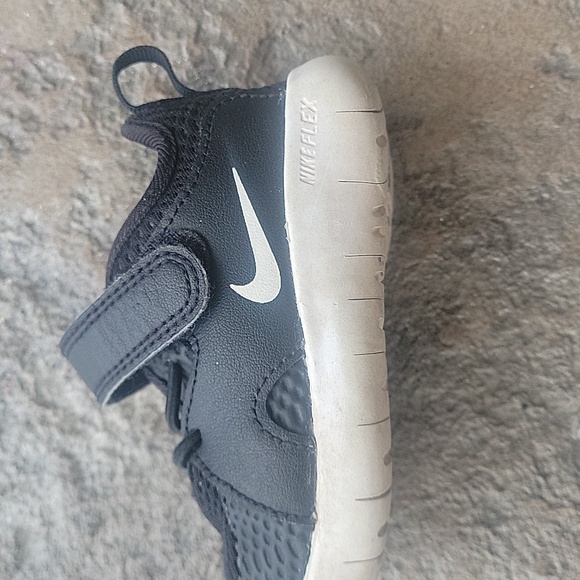 Nike toddler sneakers - Picture 2 of 2
